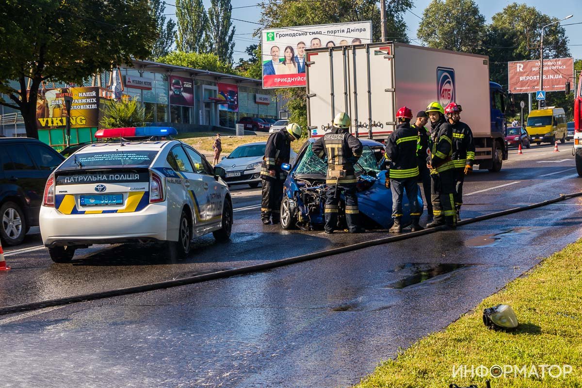 Со слов водителя BMW, от удара она вылетела из машины на дорогу Со слов водителя BMW, от удара она вылетела из машины на дорогу