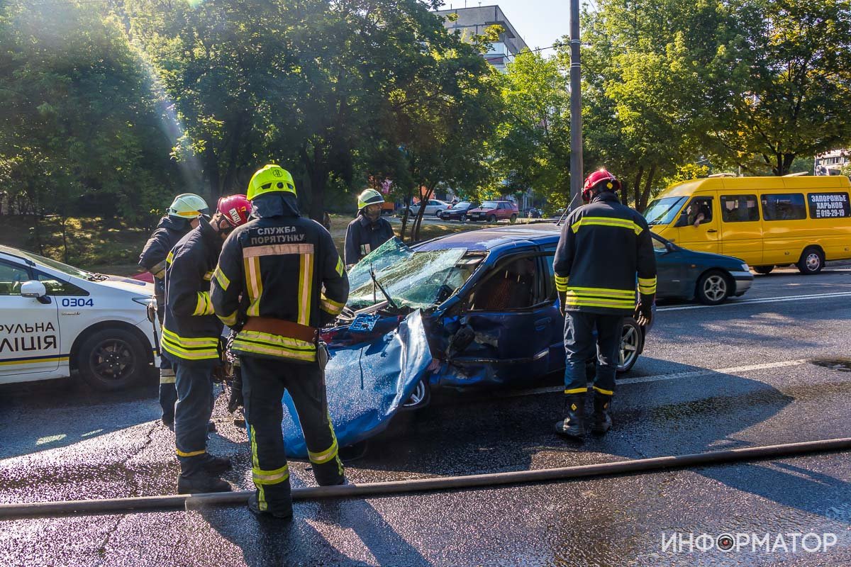 С места аварии пострадавшую забрала скорая С места аварии пострадавшую забрала скорая