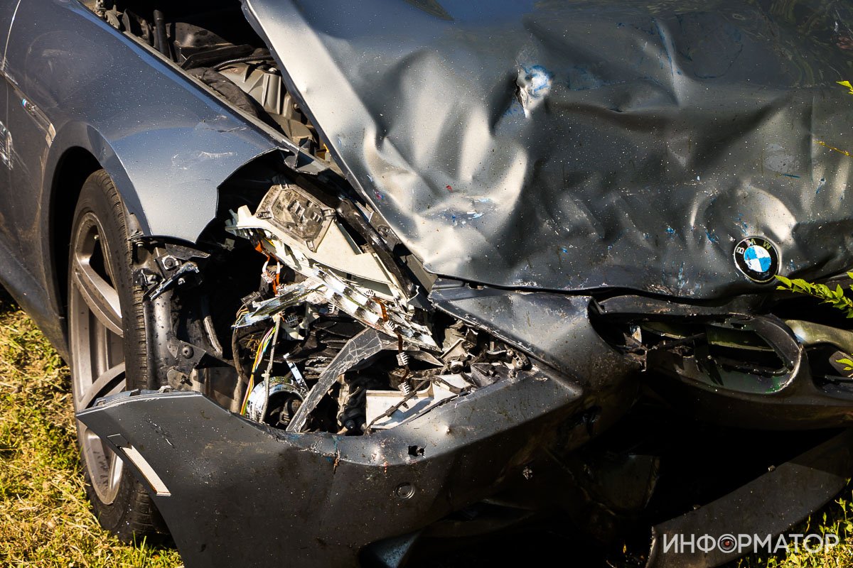 Автомобиль вылетел через "встречку" на обочину Автомобиль вылетел через "встречку" на обочину