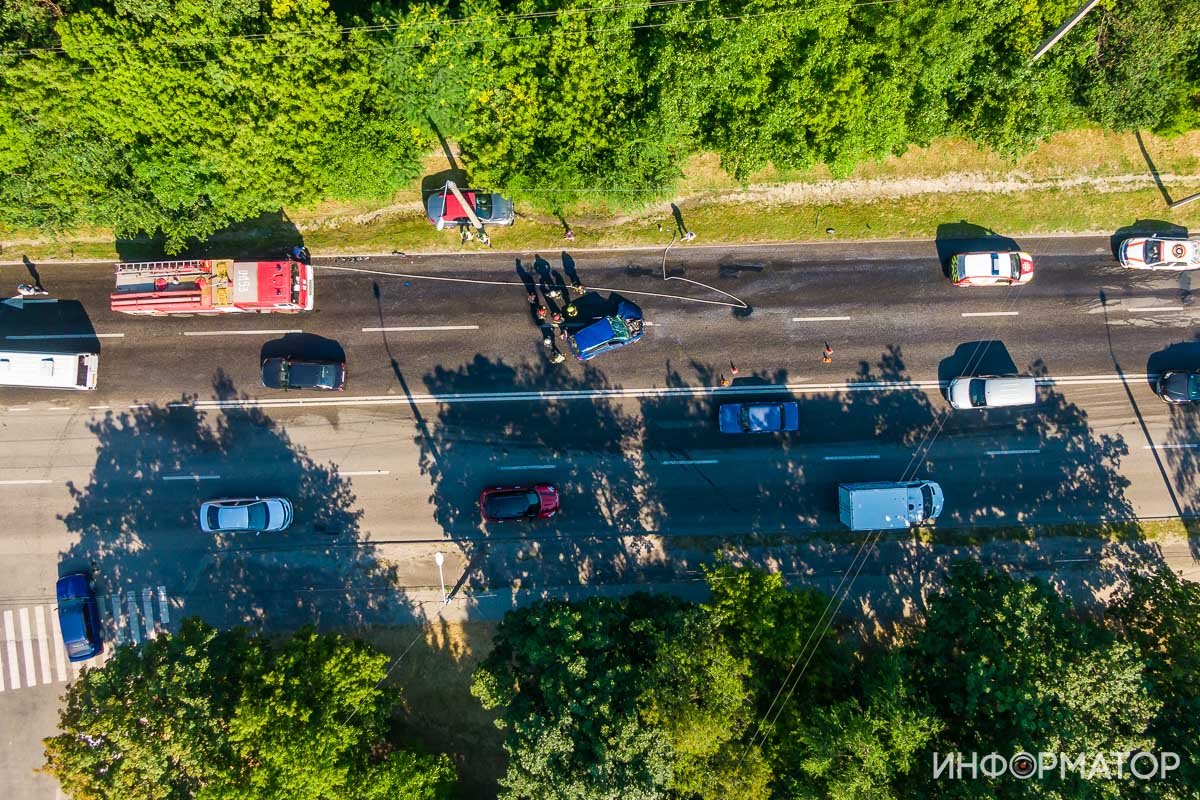 Один автомобиль вынесло на обочину, другой - развернулся и стал посреди дороги Один автомобиль вынесло на обочину, другой - развернулся и стал посреди дороги