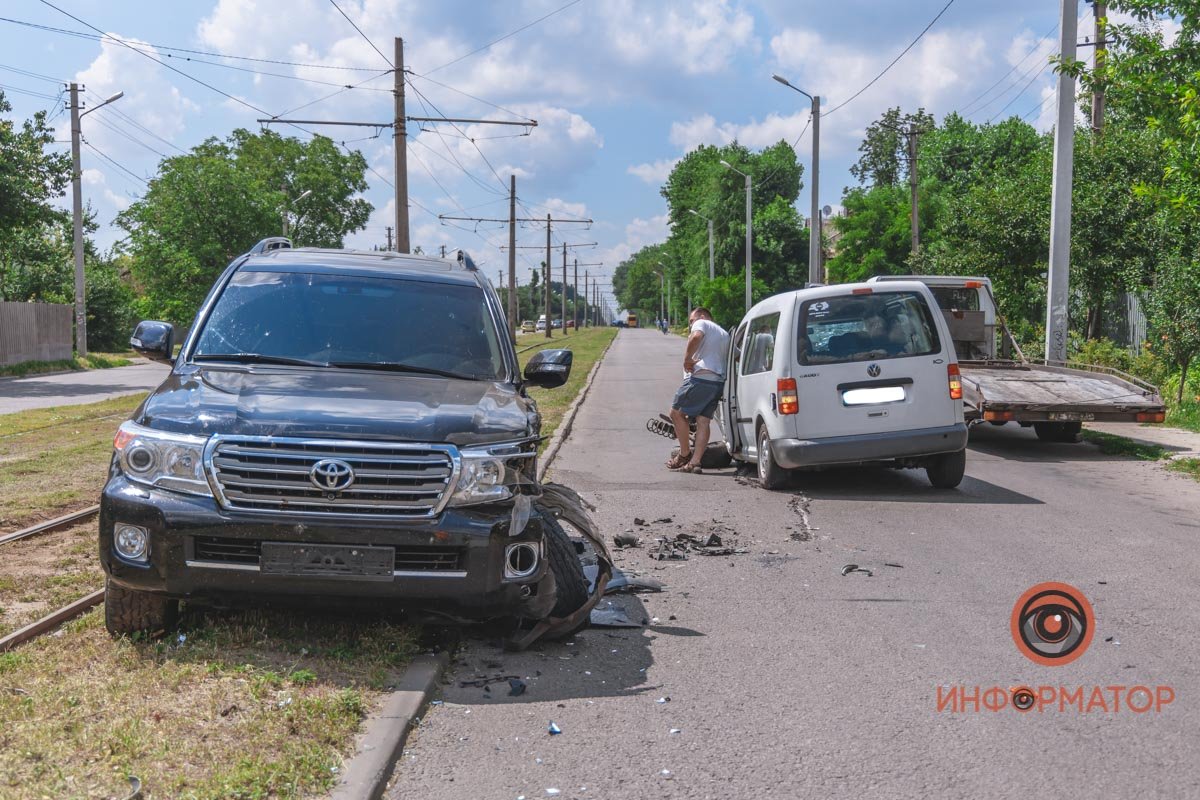 Столкнулись Volkswagen и Toyota Столкнулись Volkswagen и Toyota