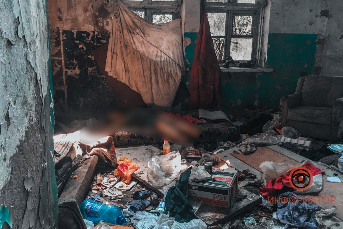 Женщина лежала в углу одной из комнат