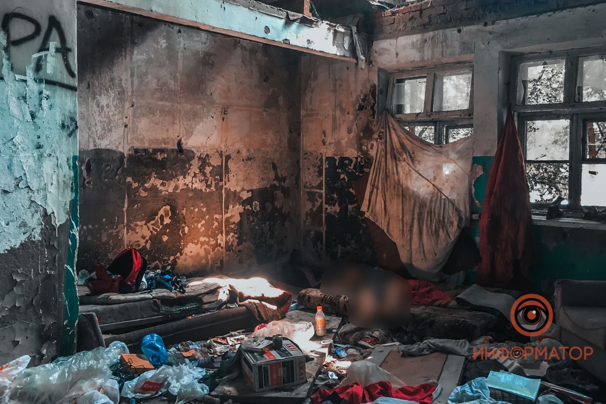 Она была без одежды