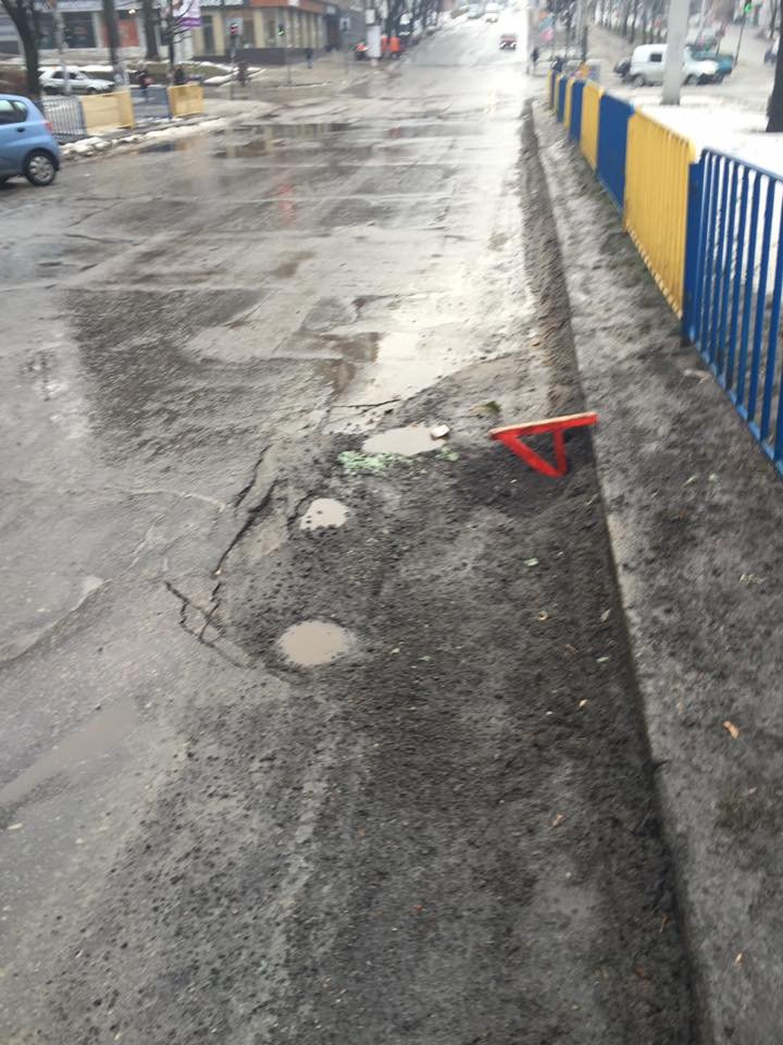 На проспекте Поля снова появилась огромная яма (ФОТО) 1