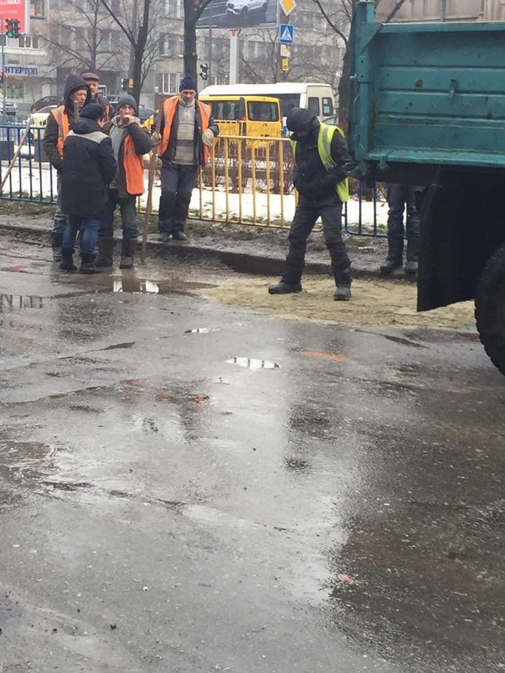 На проспекте Поля снова появилась огромная яма (ФОТО) 3