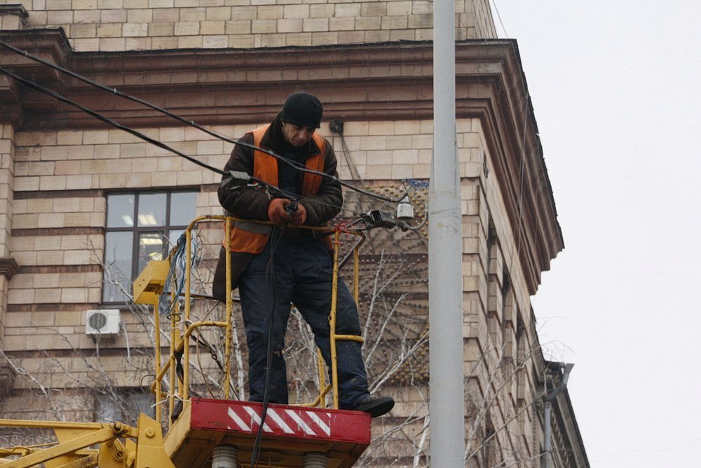 В центре Днепра установили новогоднюю елку (ФОТО) 2