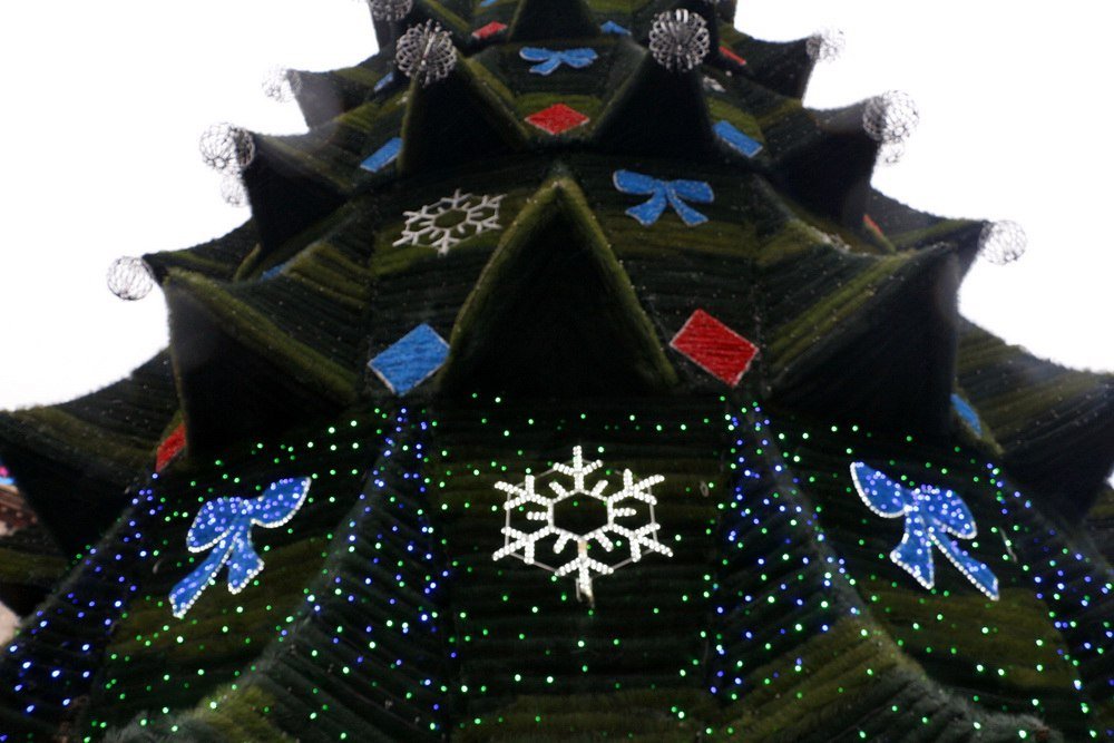 В центре Днепра установили новогоднюю елку (ФОТО) 7