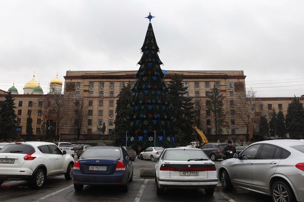 В центре Днепра установили новогоднюю елку (ФОТО) 8