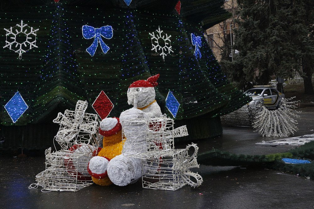 В центре Днепра установили новогоднюю елку (ФОТО) 9