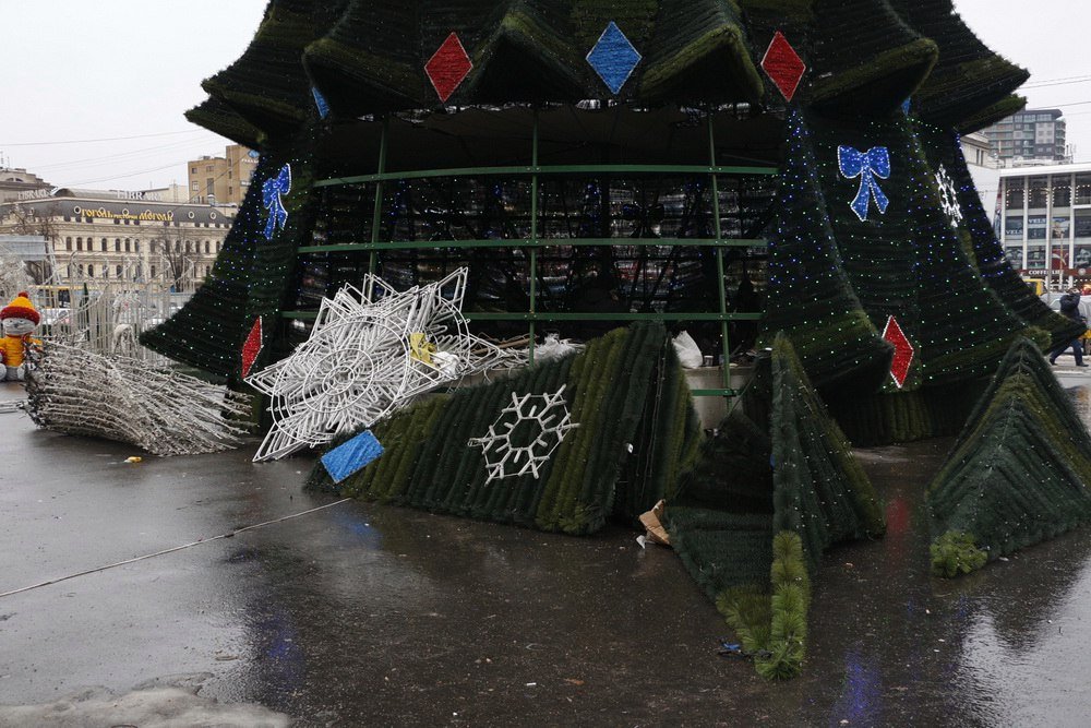В центре Днепра установили новогоднюю елку (ФОТО) 10