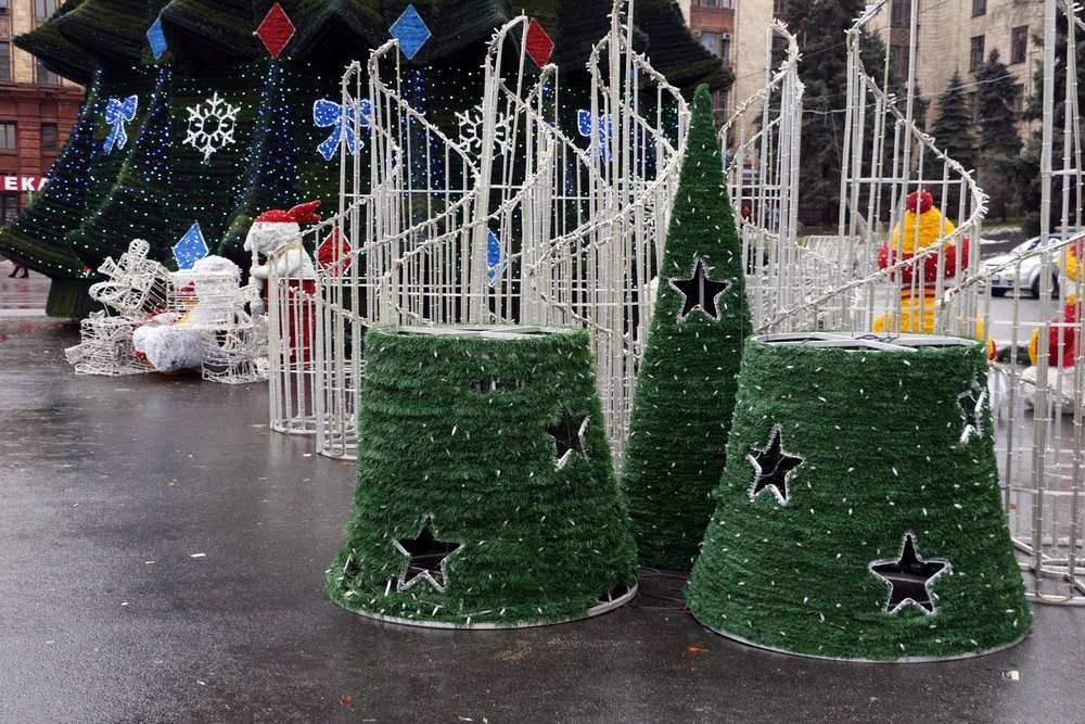 В центре Днепра установили новогоднюю елку (ФОТО) 11