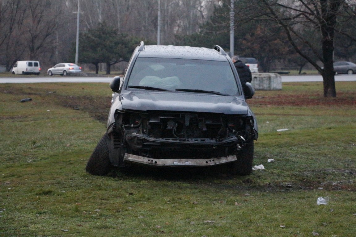Форсаж по-днепровски: на Победе Land Cruiser вылетел на газон (ФОТО) 1