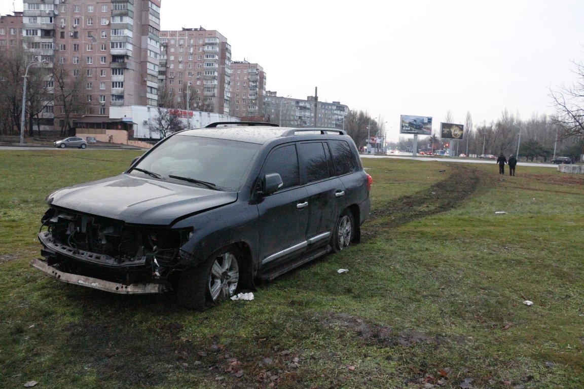 Форсаж по-днепровски: на Победе Land Cruiser вылетел на газон (ФОТО) 2