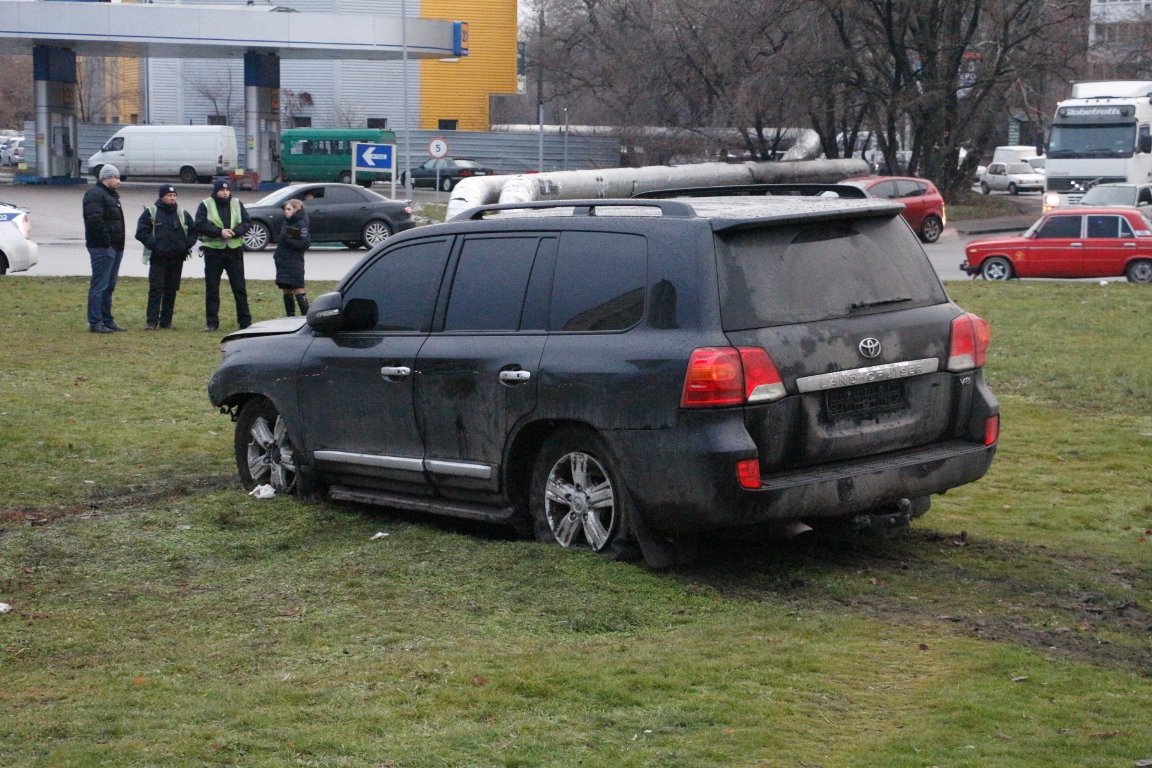 Форсаж по-днепровски: на Победе Land Cruiser вылетел на газон (ФОТО) 4