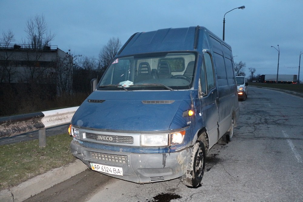 В Днепре на съезде с Кайдакского моста перевернулся грузовой автомобиль (ФОТО, ВИДЕО) 4