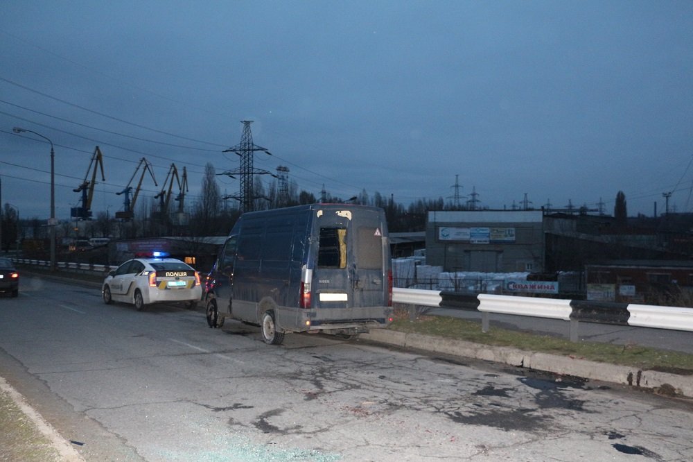 В Днепре на съезде с Кайдакского моста перевернулся грузовой автомобиль (ФОТО, ВИДЕО) 7