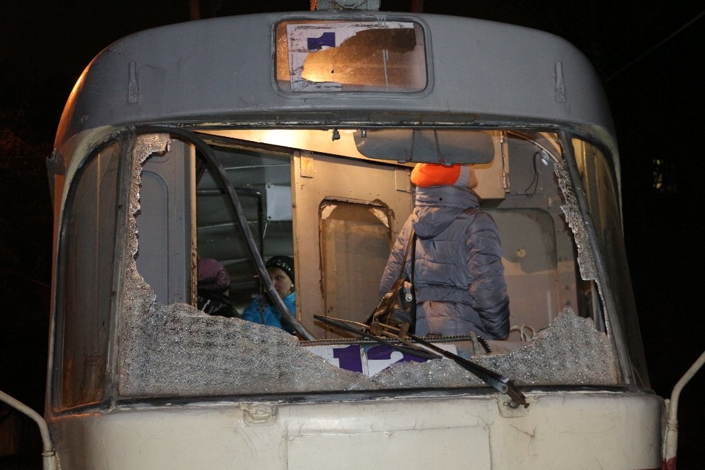В Днепре снова обстреляли трамвай: ранен машинист (ФОТО, ВИДЕО) 5