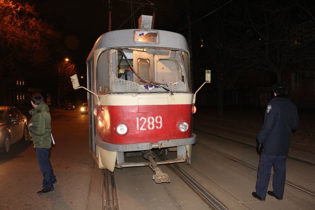 В Днепре снова обстреляли трамвай: ранен машинист (ФОТО, ВИДЕО) 6
