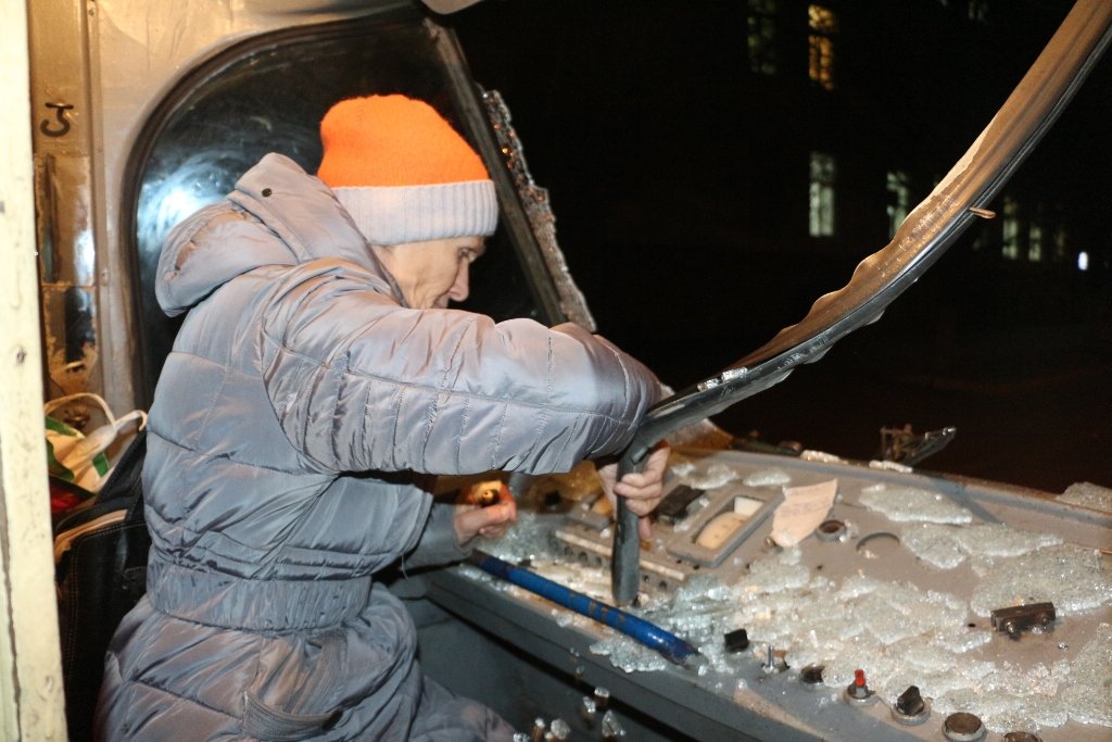 В Днепре снова обстреляли трамвай: ранен машинист (ФОТО, ВИДЕО) 7