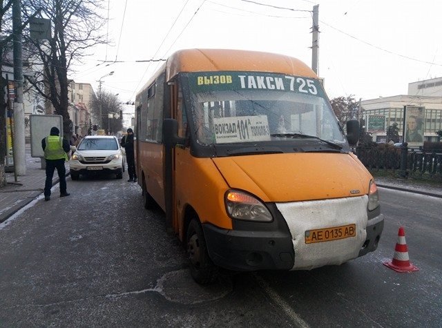 ДТП на Яворницкого: столкнулись маршрутка и Honda (ФОТО) 1