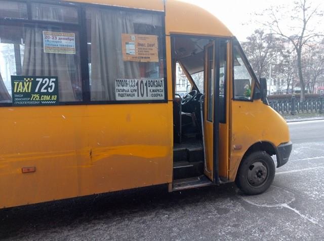 ДТП на Яворницкого: столкнулись маршрутка и Honda (ФОТО) 2