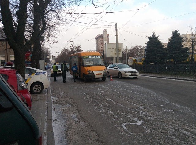 ДТП на Яворницкого: столкнулись маршрутка и Honda (ФОТО) 5