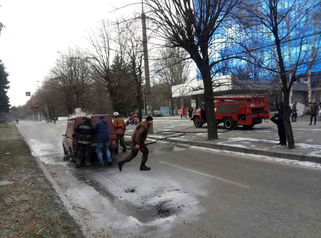 Напротив ДНУ на Гагарина горел автомобиль (ФОТО) 1