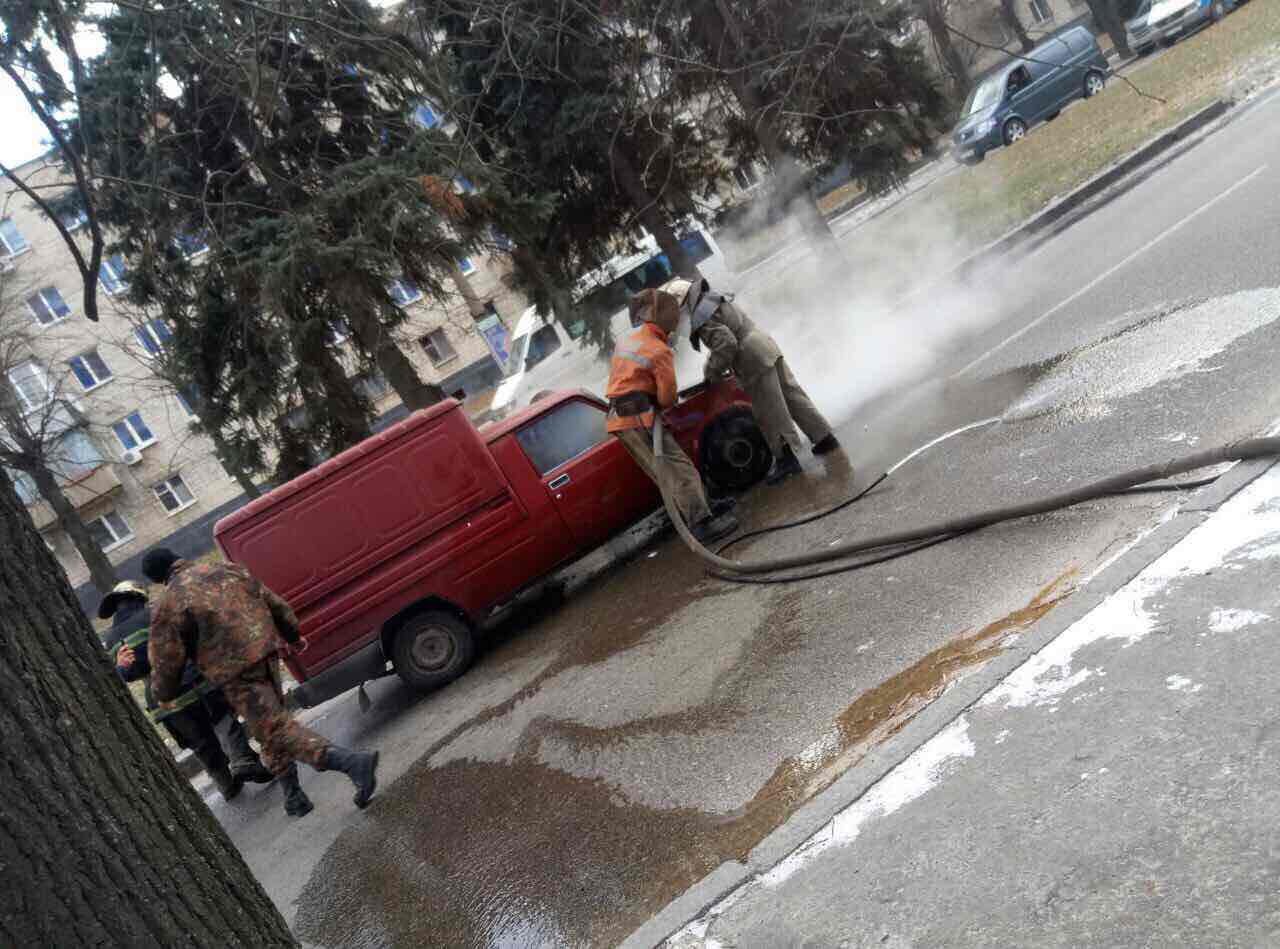 Напротив ДНУ на Гагарина горел автомобиль (ФОТО) 2