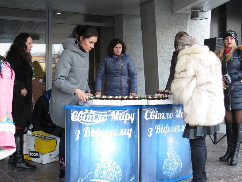 В Днепр привезли Свет мира из Вифлеема (ФОТО) 2