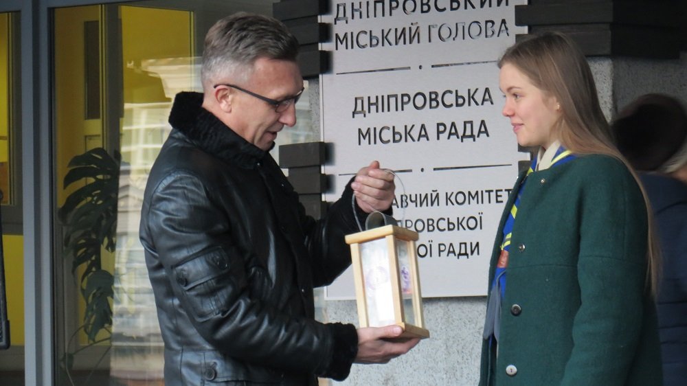В Днепр привезли Свет мира из Вифлеема (ФОТО) 4