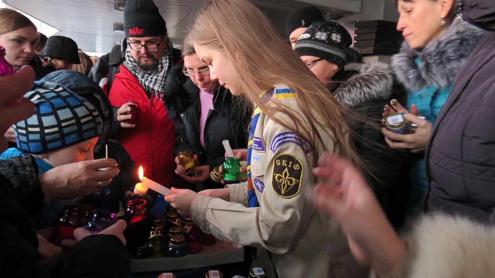 В Днепр привезли Свет мира из Вифлеема (ФОТО) 6