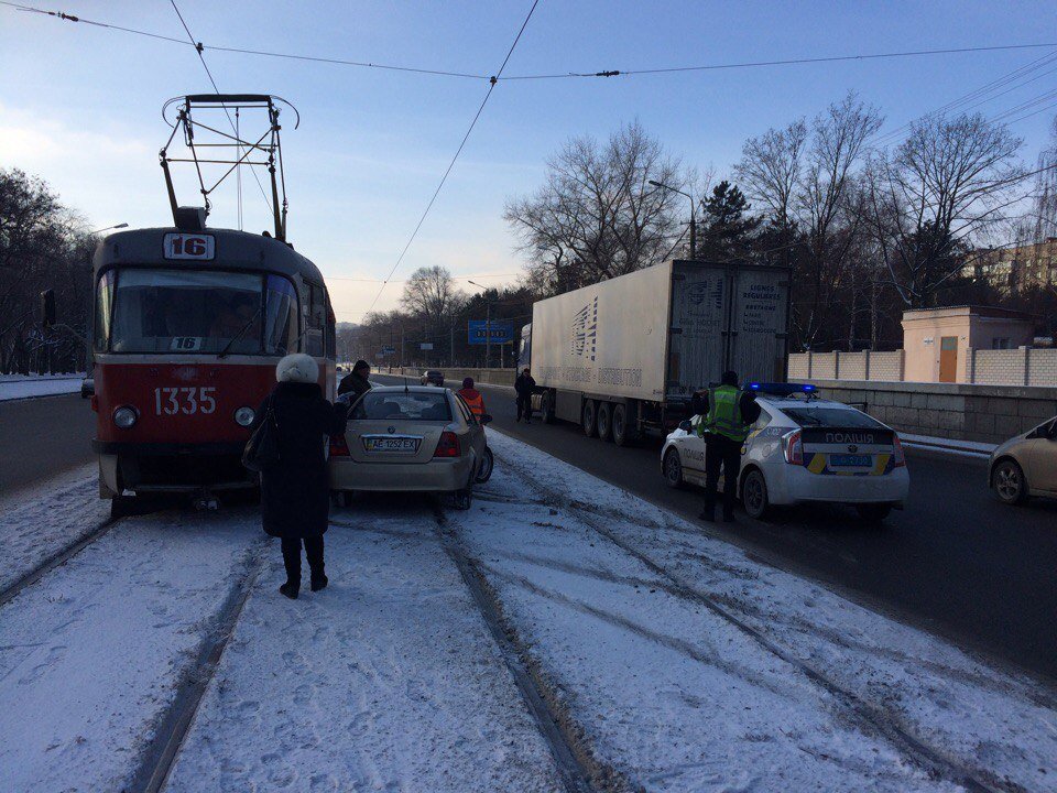 Авария на Хмельницкого: Geely врезался в фуру и перегородил трамвай (ФОТО) 1