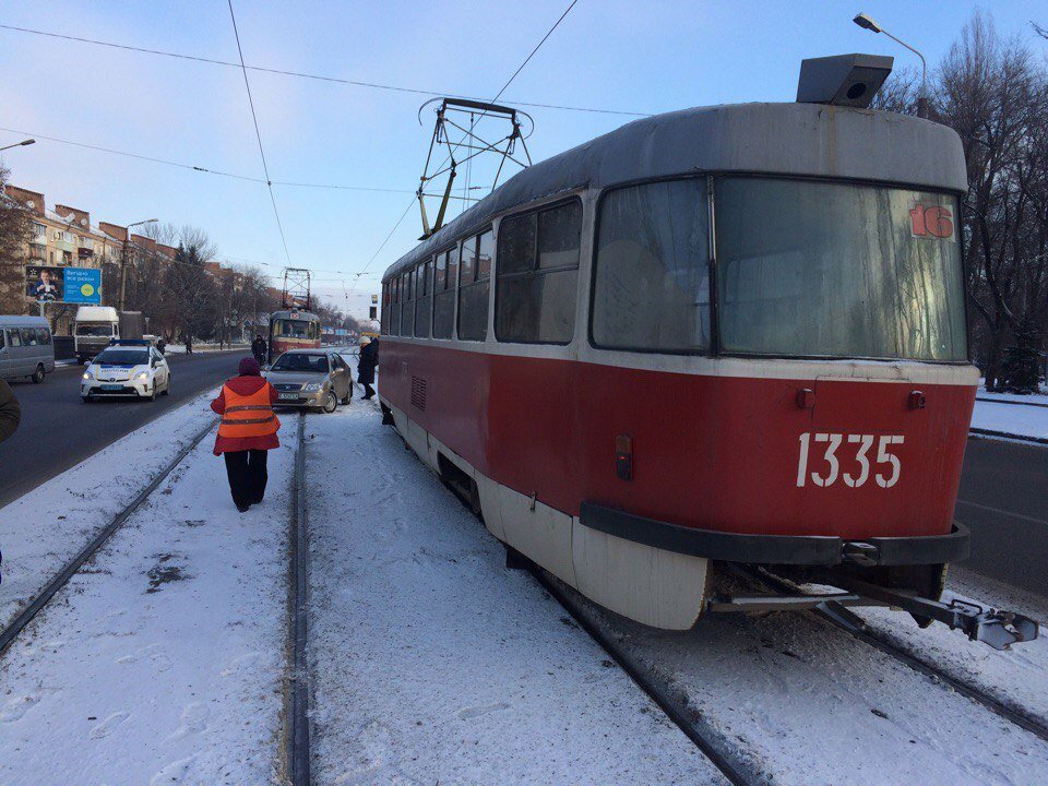 Авария на Хмельницкого: Geely врезался в фуру и перегородил трамвай (ФОТО) 2
