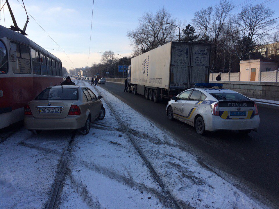 Авария на Хмельницкого: Geely врезался в фуру и перегородил трамвай (ФОТО) 3