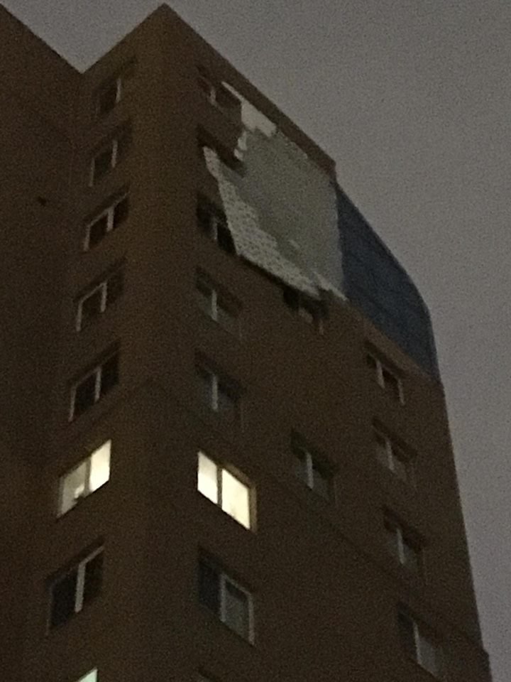 В Днепре ветром снесло обшивку дома (ФОТО) 1