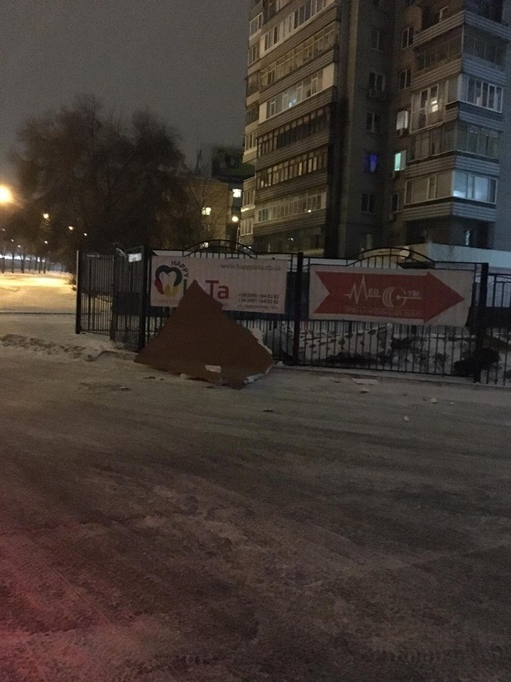 В Днепре ветром снесло обшивку дома (ФОТО) 2
