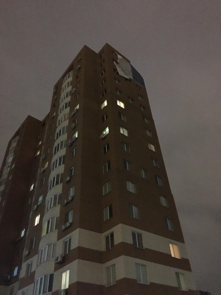 В Днепре ветром снесло обшивку дома (ФОТО) 3