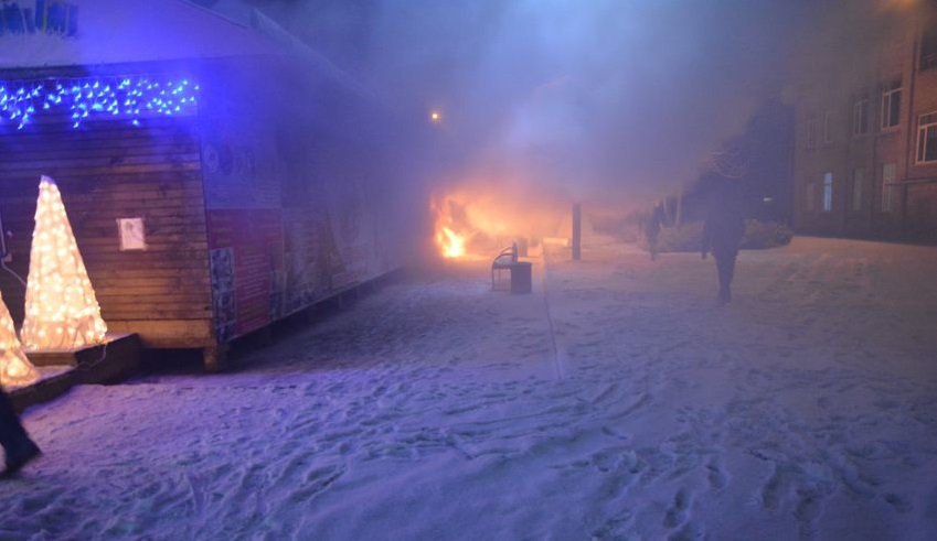 В Каменском подожгли каток, который раньше стоял в центре Днепра (ФОТО, ВИДЕО) 1