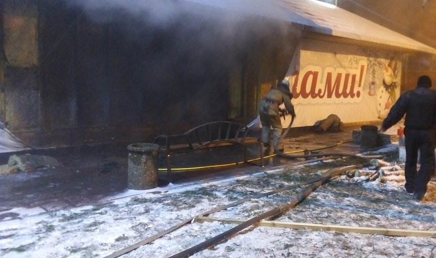 В Каменском подожгли каток, который раньше стоял в центре Днепра (ФОТО, ВИДЕО) 4