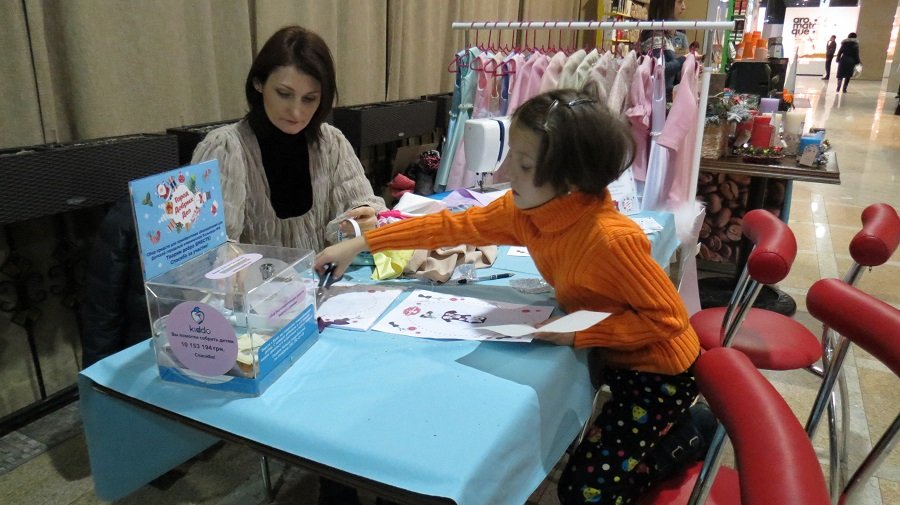 Город добрых дел: в Днепре провели праздничную благотворительную ярмарку 8