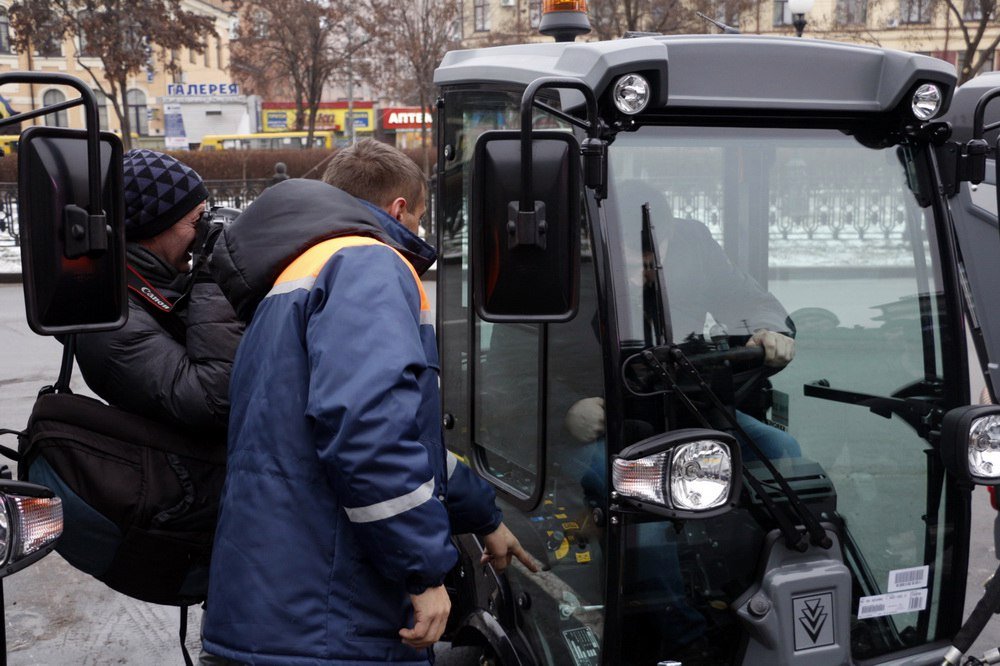 В Днепре показали новую технику для уборки тротуаров (ФОТО, ВИДЕО) 7