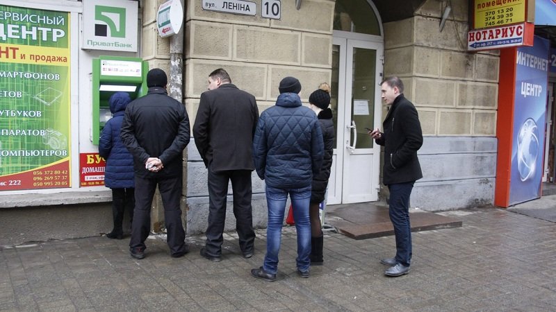 Паника вокруг ПриватБанка: есть ли очереди у банкоматов Днепра (ФОТО) 2