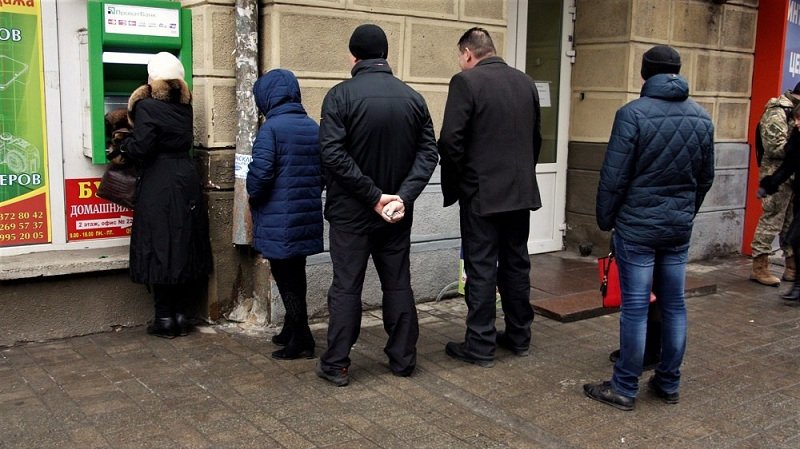 Паника вокруг ПриватБанка: есть ли очереди у банкоматов Днепра (ФОТО) 3