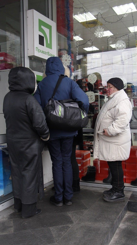 Паника вокруг ПриватБанка: есть ли очереди у банкоматов Днепра (ФОТО) 4