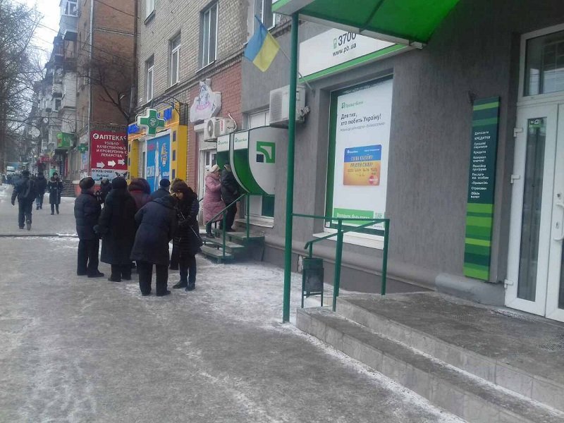 Паника вокруг ПриватБанка: есть ли очереди у банкоматов Днепра (ФОТО) 7