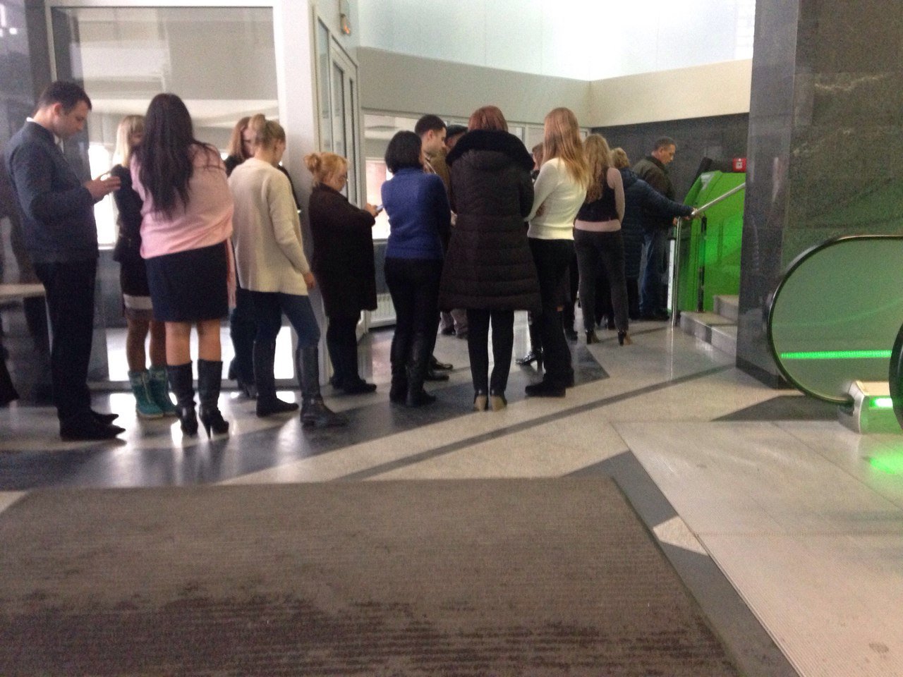 Паника вокруг ПриватБанка: есть ли очереди у банкоматов Днепра (ФОТО) 9