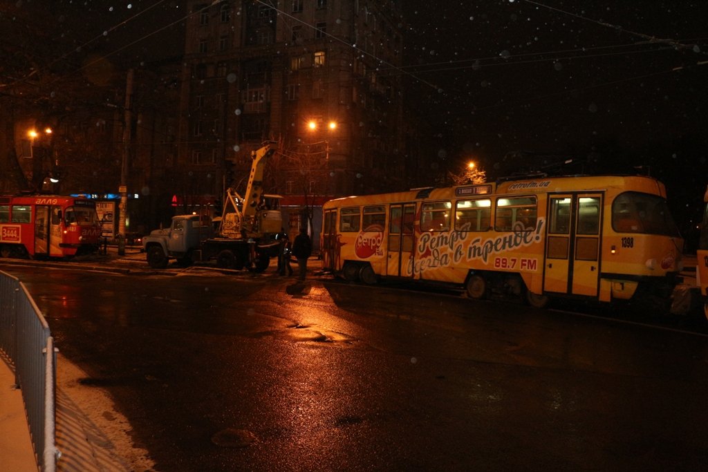 Поздно ночью в Днепре трамвай сошел с рельс (ФОТО) 1
