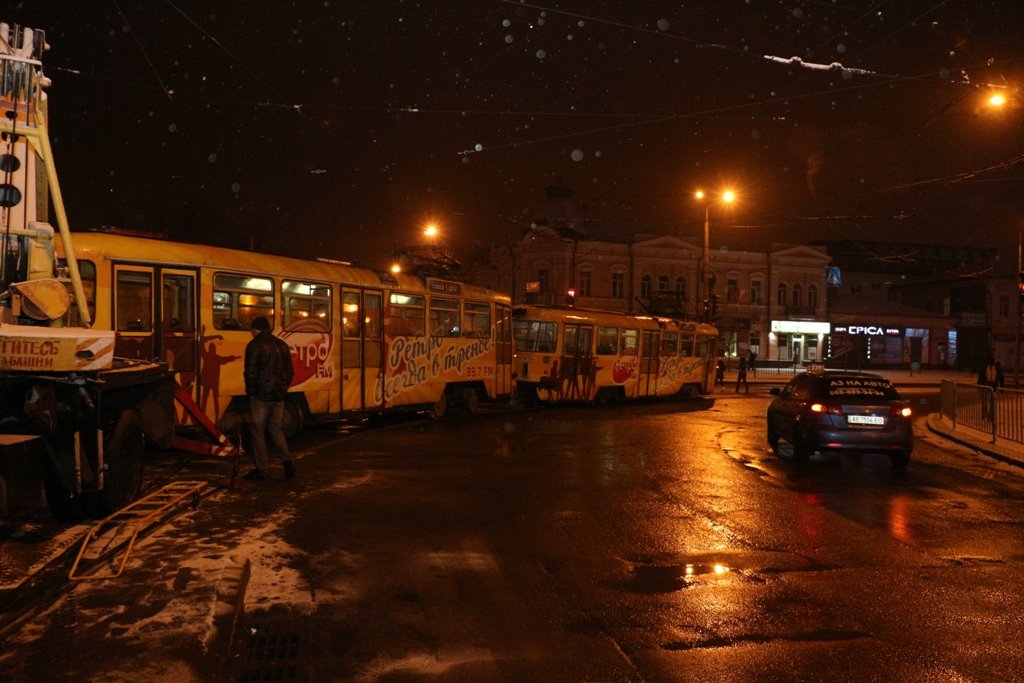 Поздно ночью в Днепре трамвай сошел с рельс (ФОТО) 2