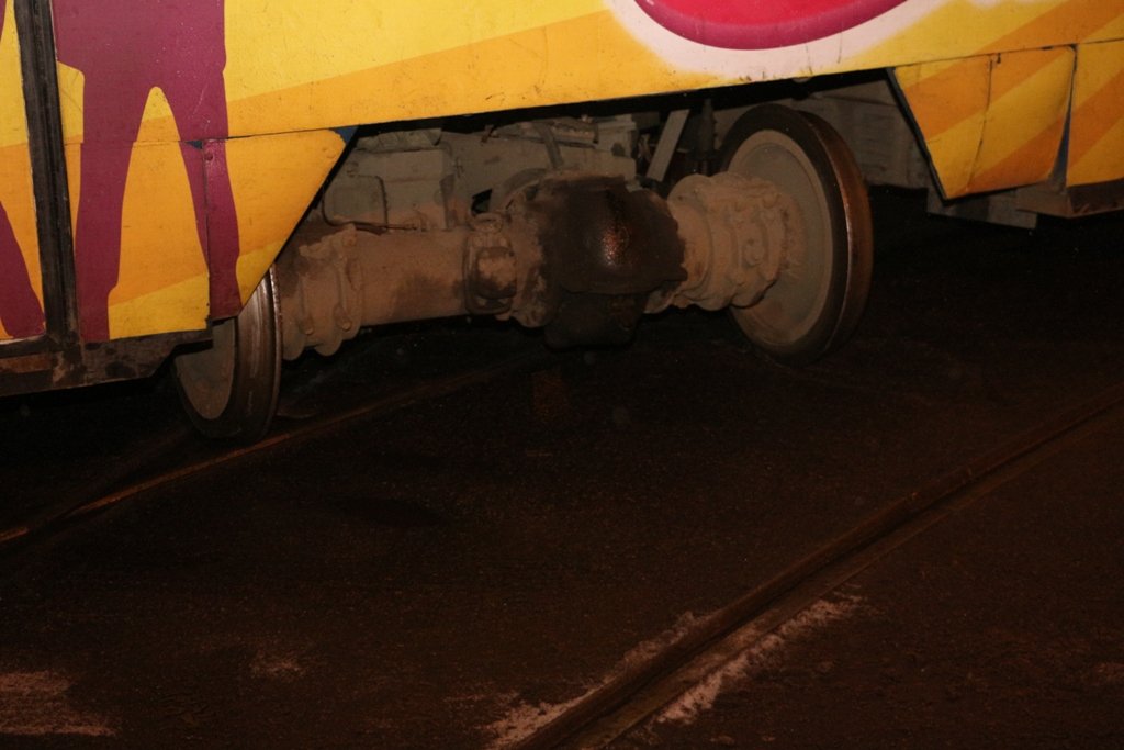 Поздно ночью в Днепре трамвай сошел с рельс (ФОТО) 3