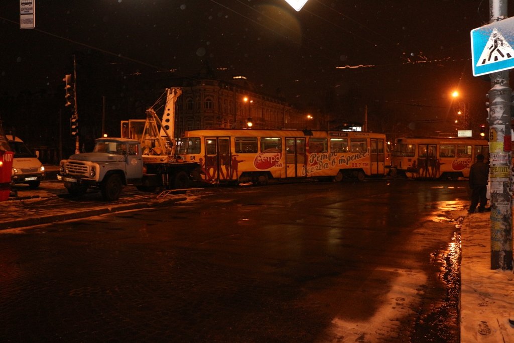 Поздно ночью в Днепре трамвай сошел с рельс (ФОТО) 4